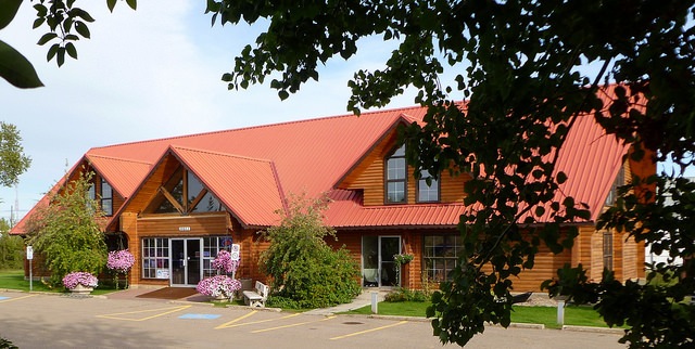 The beautiful log building that houses  Mackenzie Crossroads Museum and Visitor Information Centre.