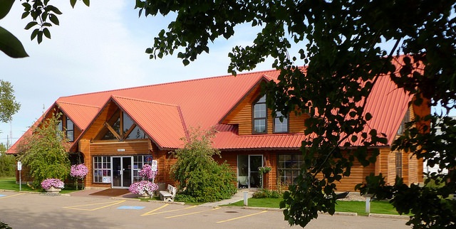 The beautiful log building that houses Mackenzie Crossroads Museum and Visitor Information Centre.