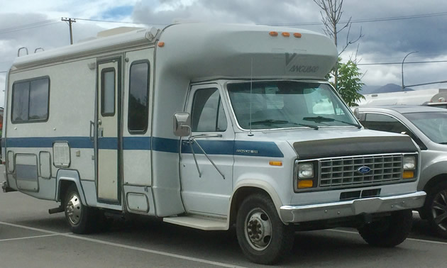 A 1988 Vanguard Class C motorhome in a parking lot. 