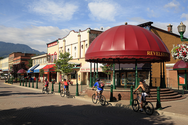 A downtown Revelstoke photo street scene.