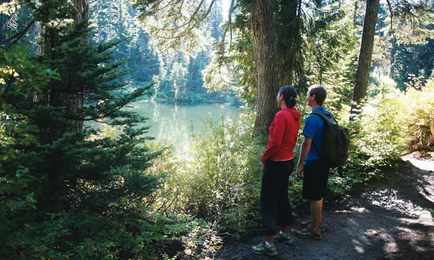 A couple enjoying a hike on the North Shore Hiking Trail.