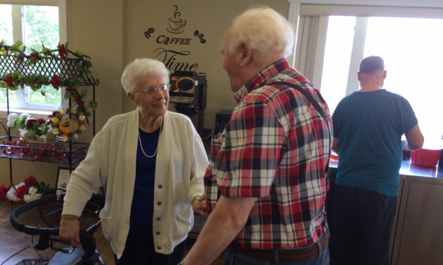 Jacob met up with childhood classmate Elizabeth Coop when he returned to Tofield, Alberta. They hadn’t seen each other in 75 years.