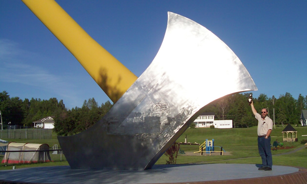 Ralph and a giant axe statue