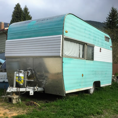 Front view of Esta Villa trailer. 