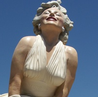Marilyn Monroe sculpture is made of bronze and glazed in an incredible 10-layer patina that gives it a dramatic and realistic impression.
