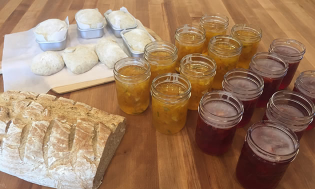 Baby rye loaves for the kids, finished rye sourdough and fresh marmalade are the treats for the day.