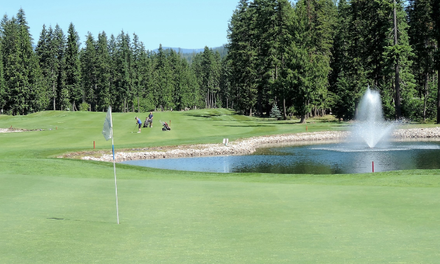 The ninth hole at Mabel Lake Golf & Country Club features two ponds.