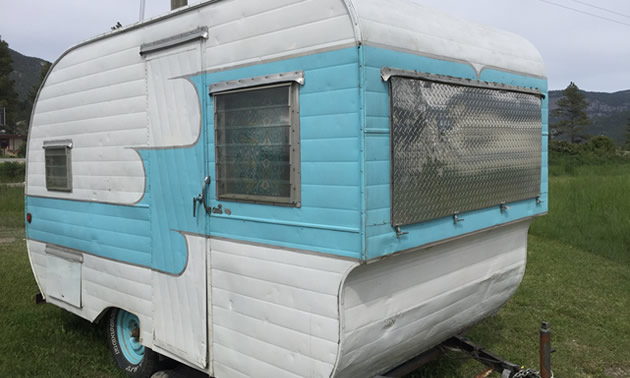 A spiffy powder-blue and white vintage Oasis trailer, spotted in Canal Flats. 