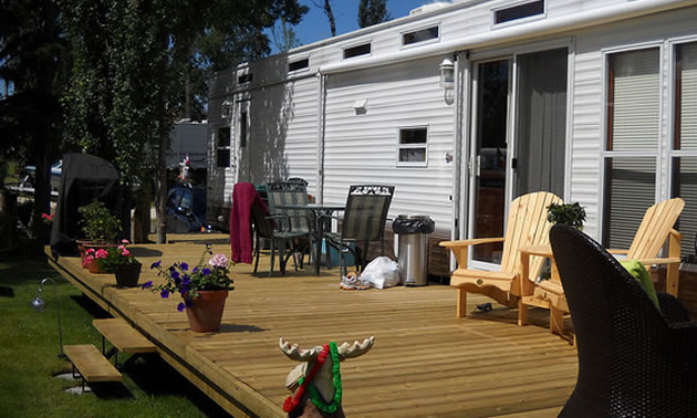 The wooden deck on this park model increases outdoor living space. 