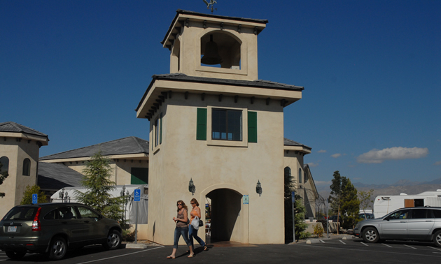 White, three-storey tower with an arched entrance