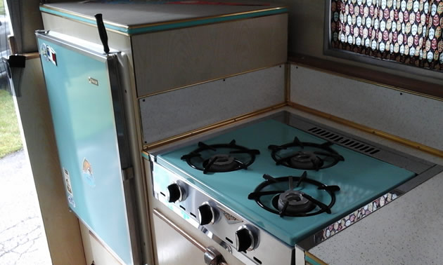 Retro stove and fridge in turquoise blue. 