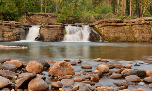 The trailhead to Flatbed Falls is located just one kilometre out of town on Highway 52 South