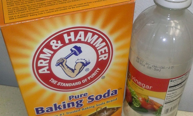 A photo of a box of baking soda and a bottle of vinegar