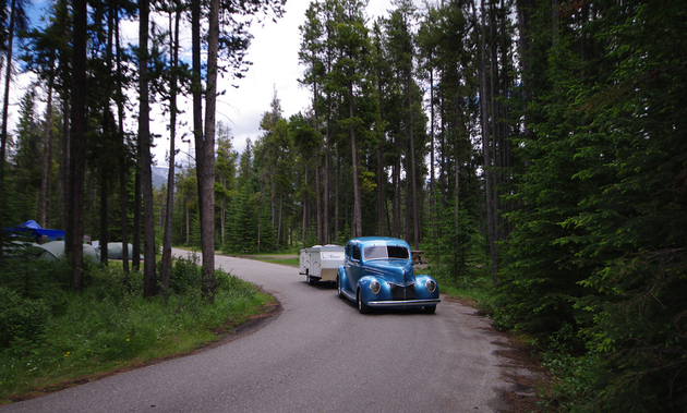 Roger Lee and his '39 4-door deluxe Sedan round the last corner of the day.