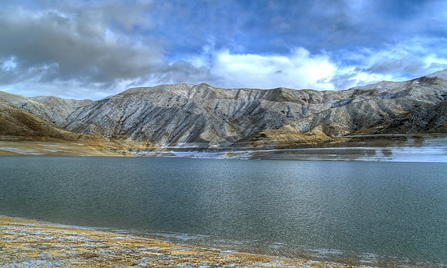 mountains in Boise, Idaho with water below