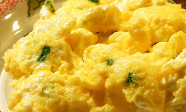 A photo of a plate of scrambled eggs.