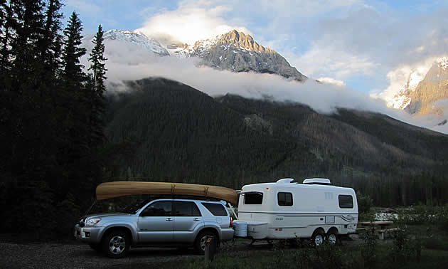 car pulling a trailer in the mountains