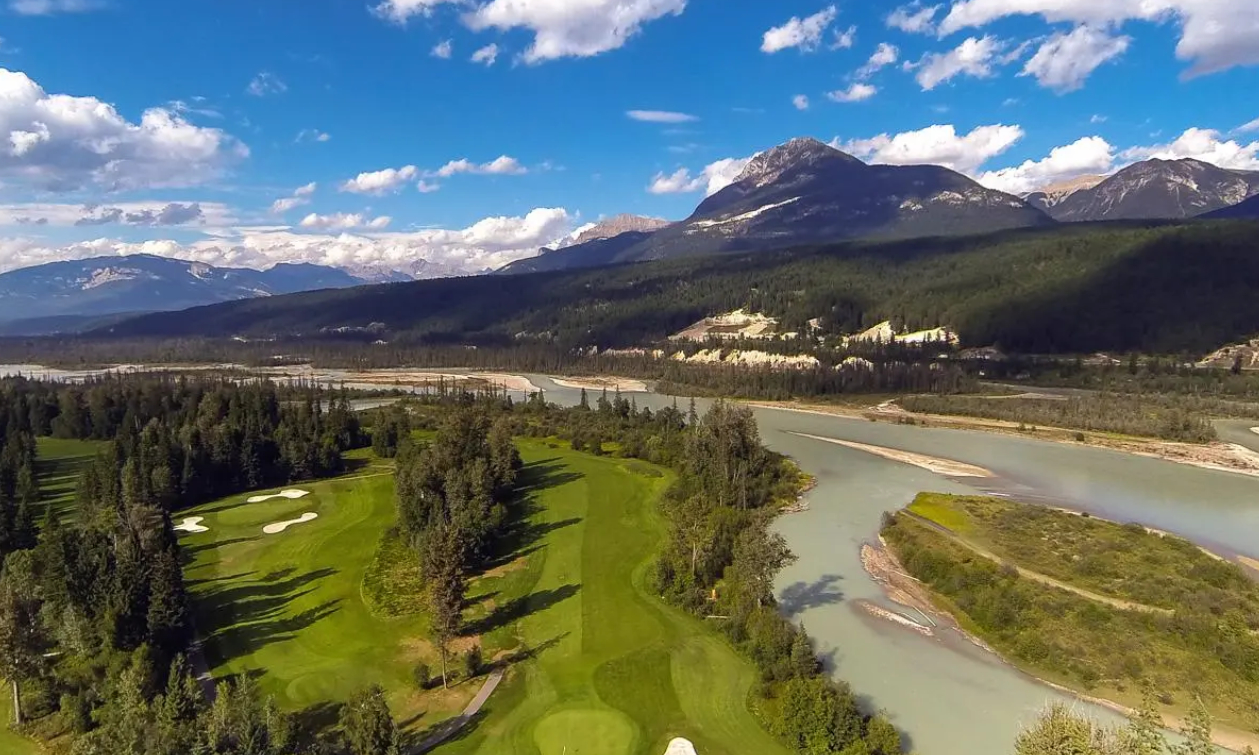 overview of the Golden Golf Club