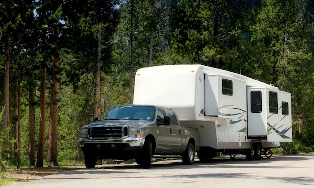 Truck and fifth wheel trailer