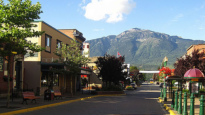 A picture looking down the main street of Revelstoke with the Rocky Mountains in the background. 