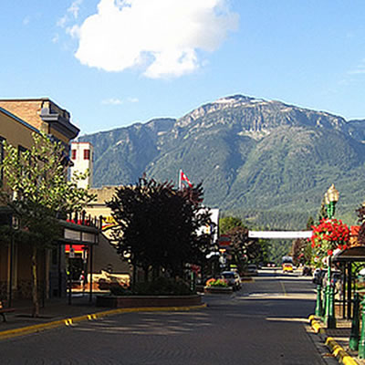A picture looking down the main street of Revelstoke with the Rocky Mountains in the background. 