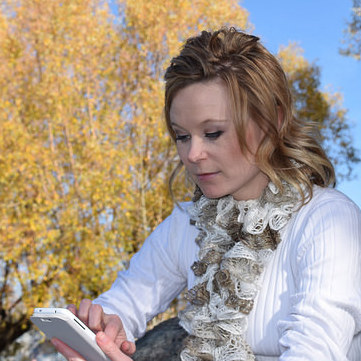 A women using Roam Mobility to text.