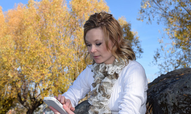 A women using Roam Mobility to text.