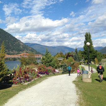 Relaxing and having lunch in the beautiful waterfront park in Nelson.
Kyle Pearce photo/www.diygenius.com