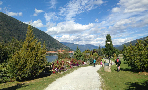 Relaxing and having lunch in the beautiful waterfront park in Nelson.
Kyle Pearce photo/www.diygenius.com