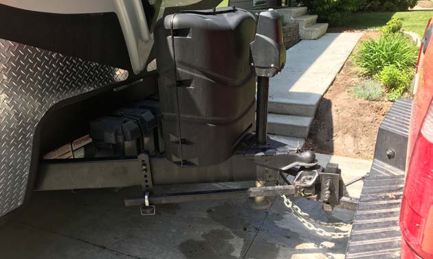 These safety chains need to be re-attached in a crisscross.