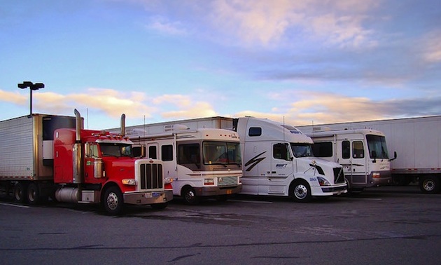 trucks, motorhomes boondocking at Rolling Hills Casino